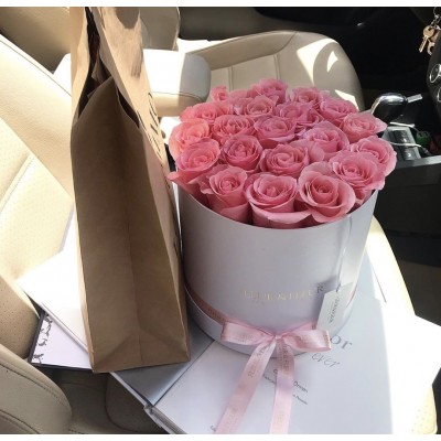 25 розовых роз в коробке